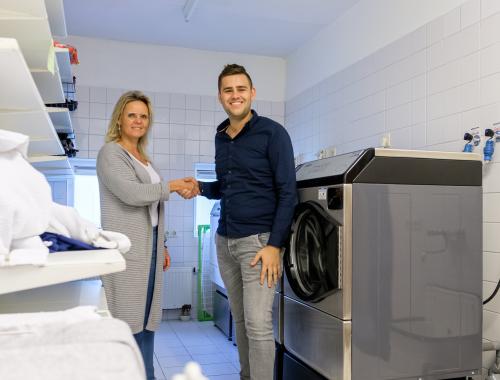 Twee 10KG professionele wasmachines met bijpassende drogers