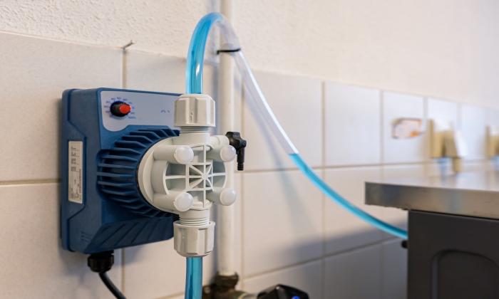 Klein zeepdoseersysteem